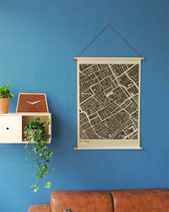 Den-Haag-mockup-textielposter-stadsplattegrond-schoolposter-blauwe-muur-koenmeloen