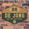 Naambord-De-Jong-groen-beige-rood-muur-koenmeloen voordeur