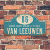 Naambord-Van-leeuwen-voordeur-koenmeloen-blauw-wit-muur-rallybord