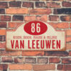 Naambord-Van-leeuwen-voordeur-koenmeloen-wit-donker-rood-muur rallybord