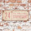Naambord-Stuyvesant-vintage-koenmeloen-voordeur-wit-lichtroze