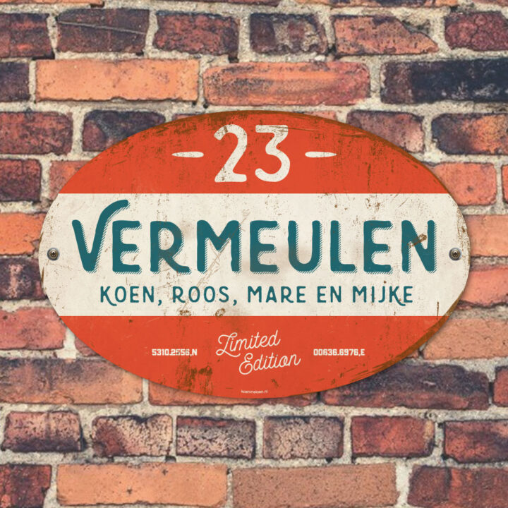 Naambord-Vermeulen-vintage-koenmeloen-voordeur-rood-blauw-wit-muur