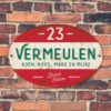 Naambord-Vermeulen-vintage-koenmeloen-voordeur-rood-groen-wit-muur