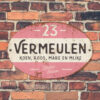 Naambord-Vermeulen-vintage-koenmeloen-voordeur-roze-zwart-wit-muur