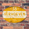 Naambord-Verhoeven-vintage-koenmeloen-voordeur-geel-wit-muur