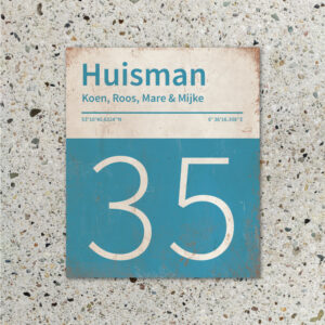 Naambord-Huisman-22-vlakken-nummer-onder-Koenmeloen--blauw-wit-muur