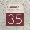 Naambord-Huisman-22-vlakken-nummer-onder-Koenmeloen--bordeaux-rood-wit-muur