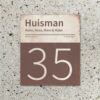 Naambord-Huisman-22-vlakken-nummer-onder-Koenmeloen--bruin-wit-muur