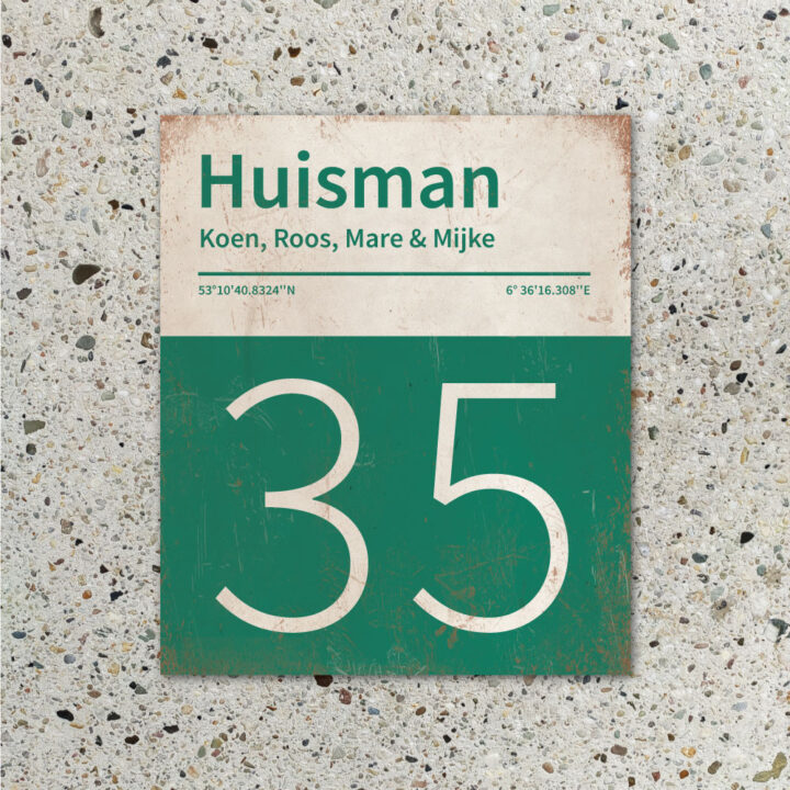 Naambord-Huisman-22-vlakken-nummer-onder-Koenmeloen--donkergroen-wit-muur