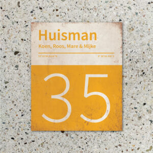 Naambord-Huisman-22-vlakken-nummer-onder-Koenmeloen--geel-wit-muur