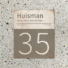 Naambord-Huisman-22-vlakken-nummer-onder-Koenmeloen--grijs-wit-muur