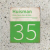 Naambord-Huisman-22-vlakken-nummer-onder-Koenmeloen--groen-wit-muur