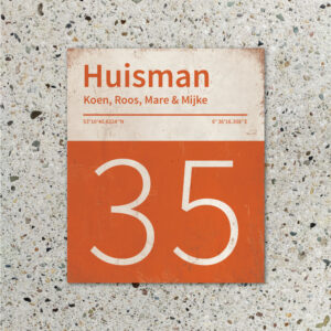 Naambord-Huisman-22-vlakken-nummer-onder-Koenmeloen--oranje-wit-muur