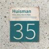 Naambord-Huisman-22-vlakken-nummer-onder-Koenmeloen--petrol-blue-wit-muur