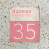 Naambord-Huisman-22-vlakken-nummer-onder-Koenmeloen--roze-wit-muur