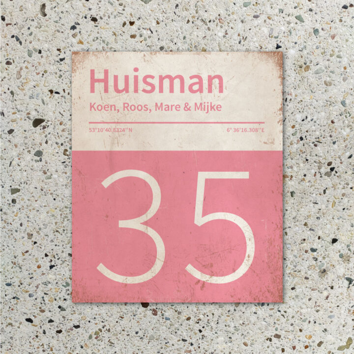 Naambord-Huisman-22-vlakken-nummer-onder-Koenmeloen--roze-wit-muur