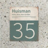 Naambord-Huisman-22-vlakken-nummer-onder-Koenmeloen--wit-grijsgroen