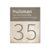 Naambord-Huisman-22-vlakken-nummer-onder-Koenmeloen--wit-grijs