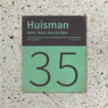 Naambord-Huisman-22-vlakken-nummer-onder-Koenmeloen--zwart-mint-muur