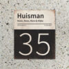 Naambord-Huisman-22-vlakken-nummer-onder-Koenmeloen--zwart-wit-muur