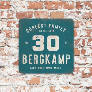 Naambord-Bergkamp-koenmeloen-petrol-blue-wit-muur vintage industrieel